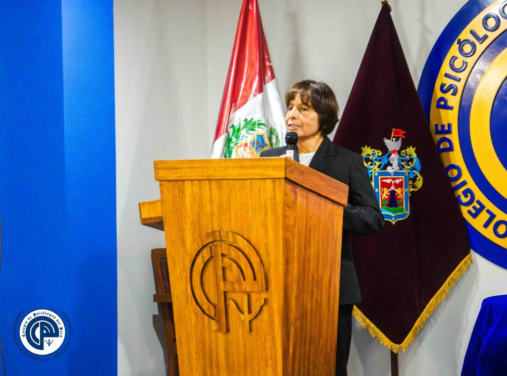 Reconocimiento a la Dra. Amparo Mendoza Beltrán por su destacada trayectoria y aporte institucional