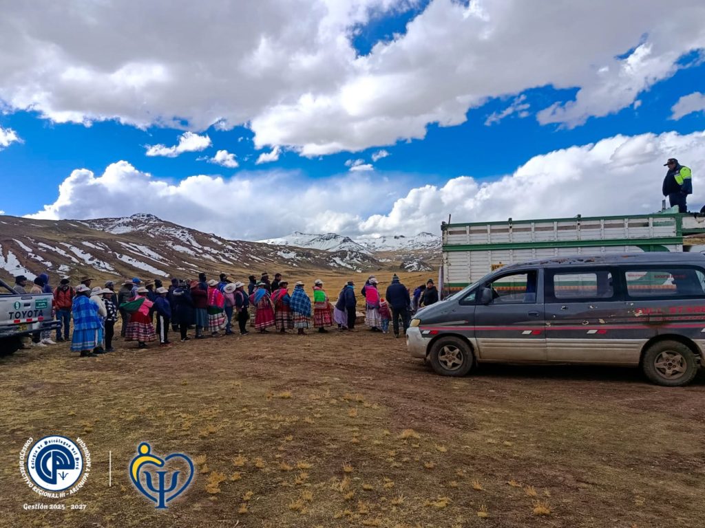 PSICÓLOGOS VOLUNTARIOS PARTICIPAN EN JORNADA SOLIDARIA DE ENTREGA DE DONACIONES EN CAYLLOMA